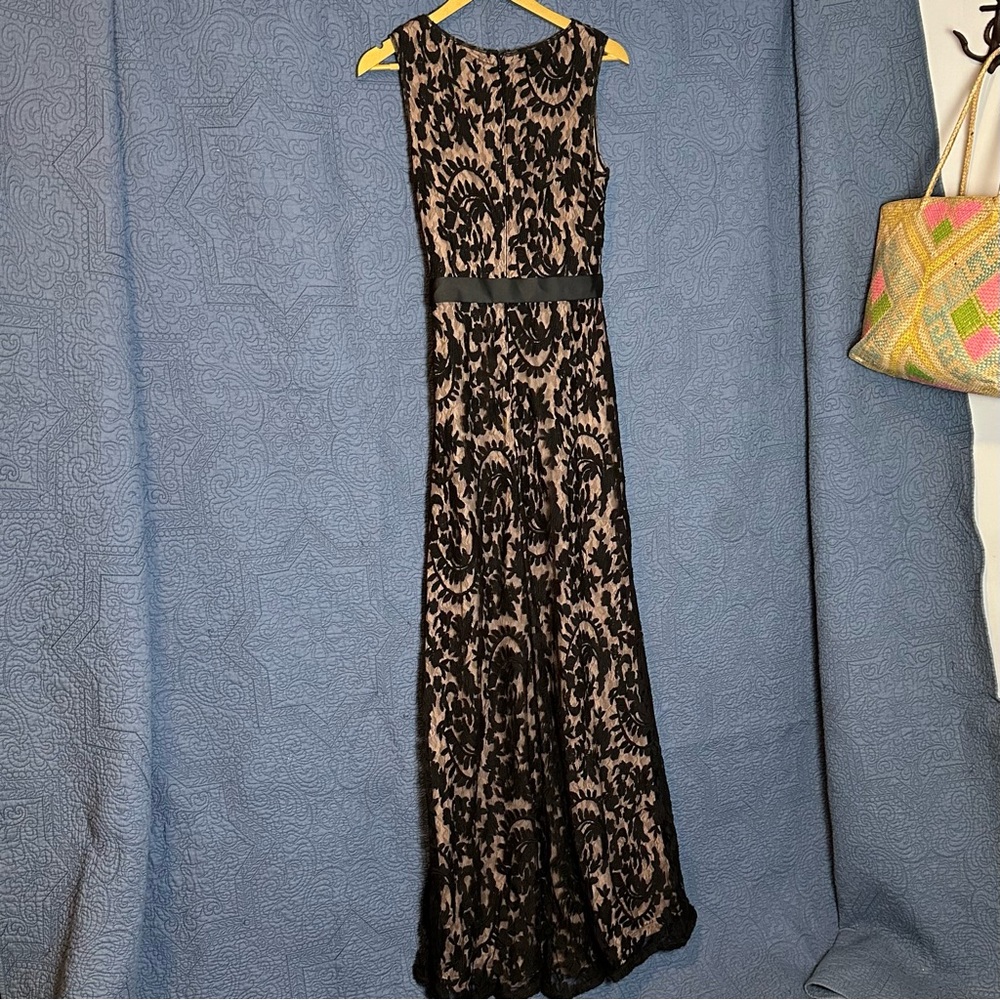 Adrianna Papell Evening Gown. Size 6, Floor Length. Black lace overlay, tan slip - Picture 7 of 11